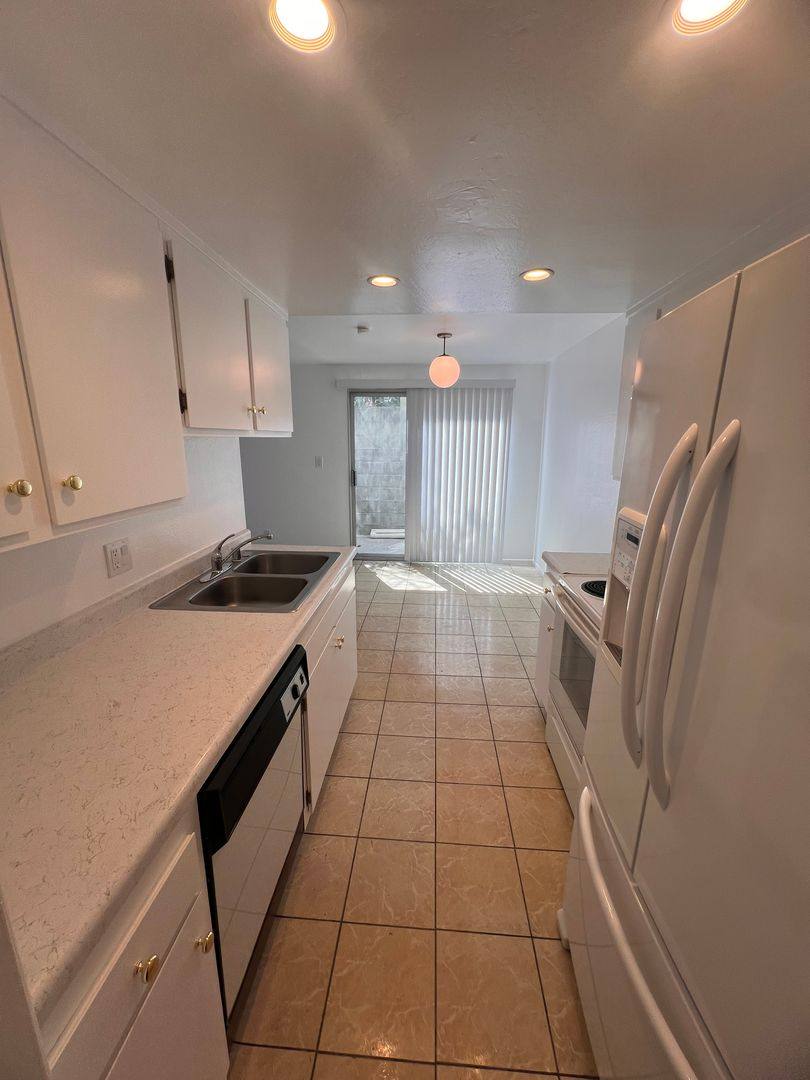 Apartment for rent at 3263 - 3275 Hilltop, Ventura, CA 93003