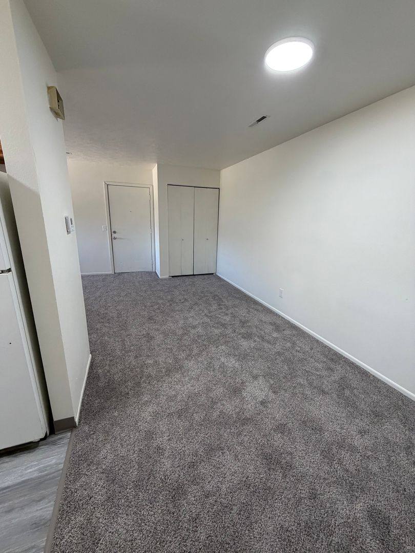 Apartment for rent at 7112 Hillandale Rd, Davenport, IA 52806