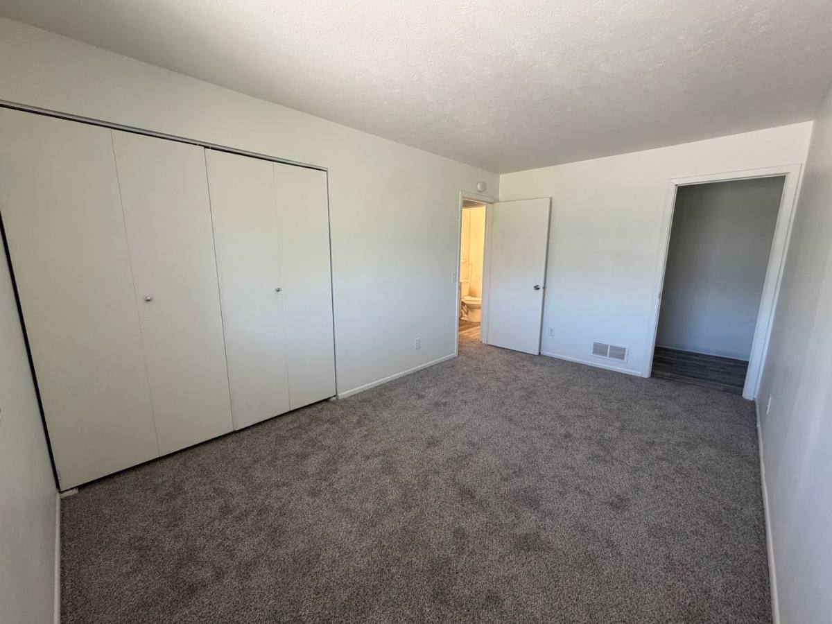 Apartment for rent at 7112 Hillandale Rd, Davenport, IA 52806