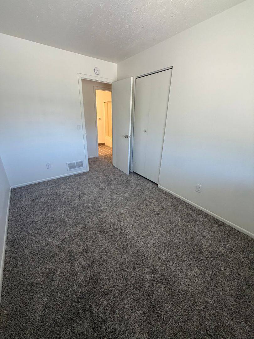Apartment for rent at 7112 Hillandale Rd, Davenport, IA 52806