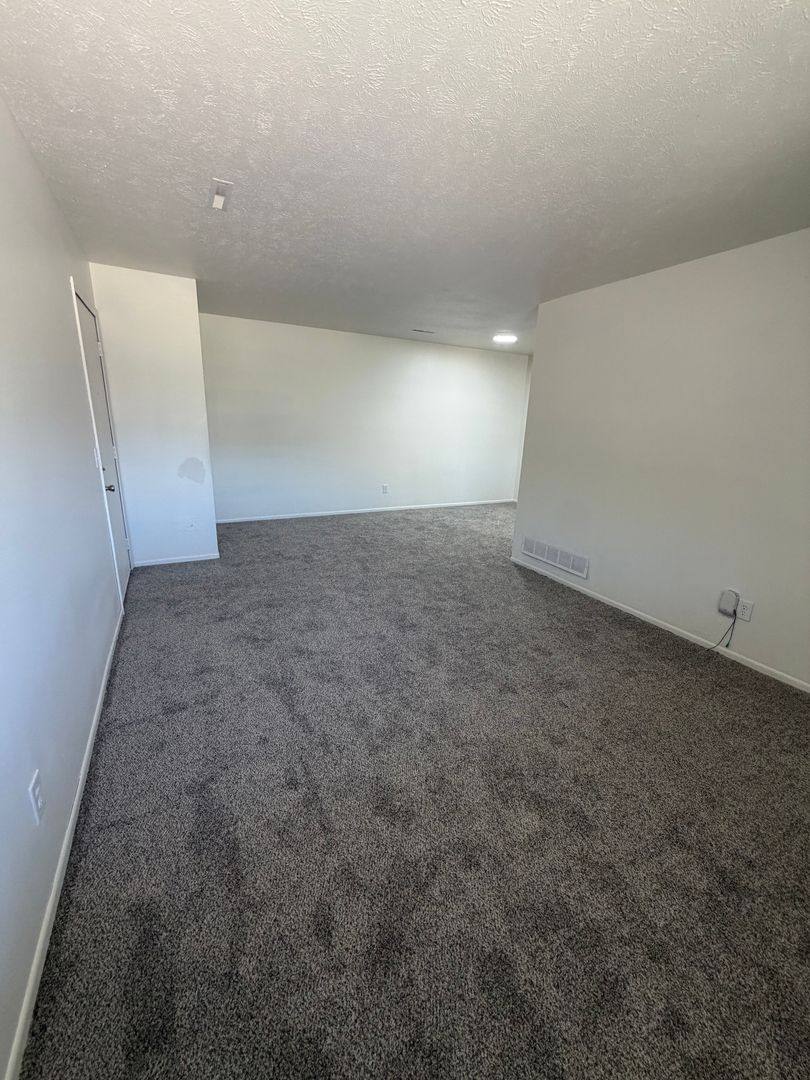 Apartment for rent at 7112 Hillandale Rd, Davenport, IA 52806