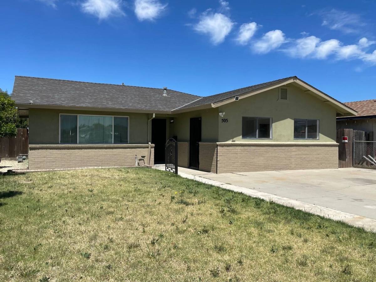 House for rent at 505 E Ave, Livingston, CA 95334