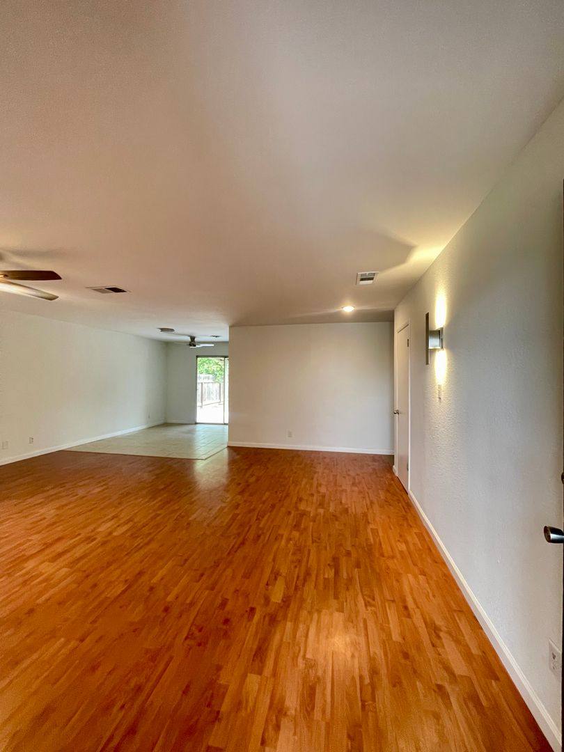 House for rent at 505 E Ave, Livingston, CA 95334