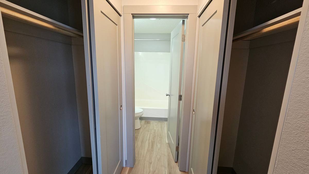 Apartment for rent at 1400 E Walnut St, Des Moines, IA 50316