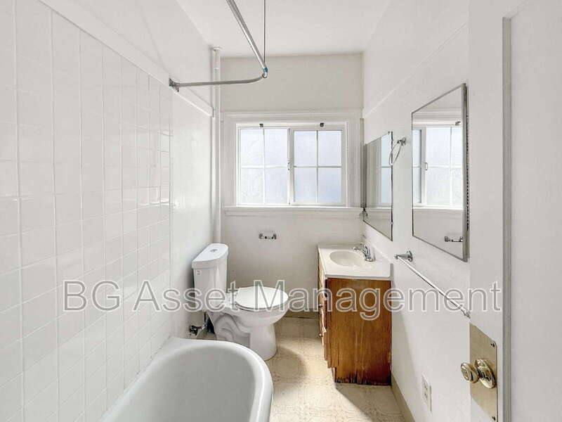 Apartment for rent at 1000 E 33rd St #301, Oakland, CA 94610