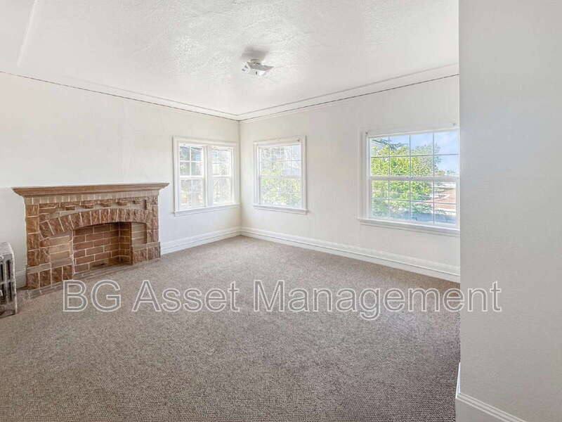 Apartment for rent at 1000 E 33rd St #301, Oakland, CA 94610