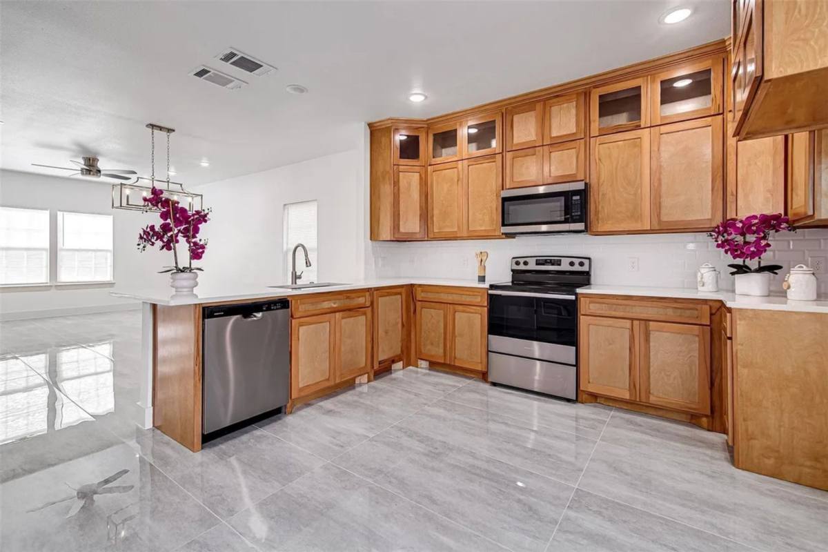 Townhouse for rent at 3155 N Glen Garden Dr, Fort Worth, TX 76119