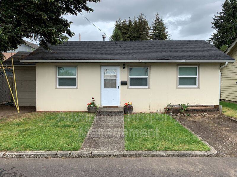 House for rent at 301 N Main St, Lebanon, OR 97355