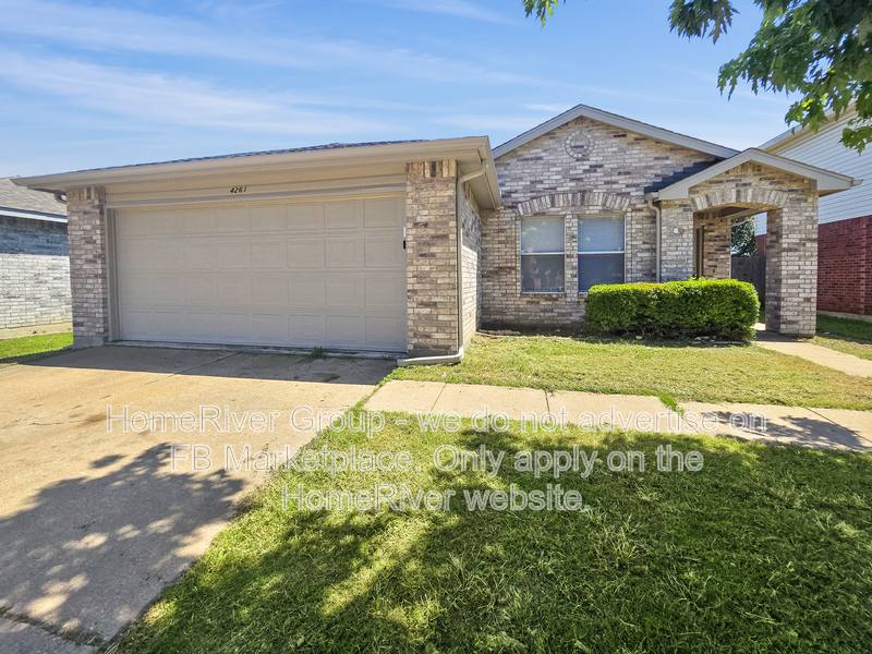 House for rent at 4261 Meadowknoll Dr, Fort Worth, TX 76123