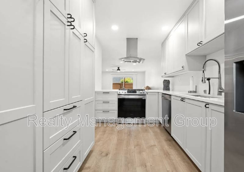 Townhouse for rent at 6821 Alvarado Rd #8, San Diego, CA 92120