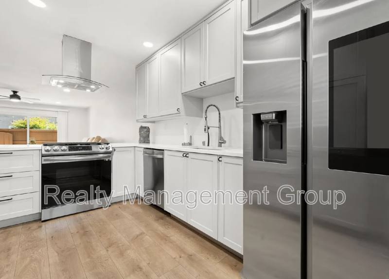 Townhouse for rent at 6821 Alvarado Rd #8, San Diego, CA 92120