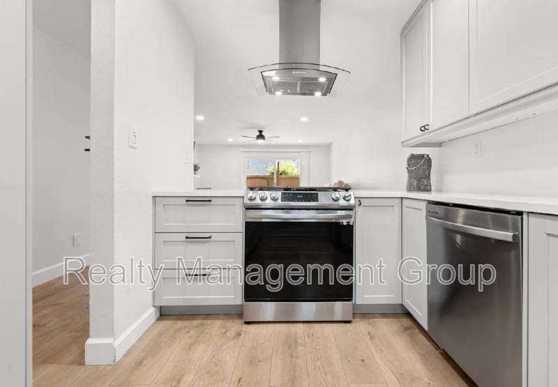Townhouse for rent at 6821 Alvarado Rd #8, San Diego, CA 92120
