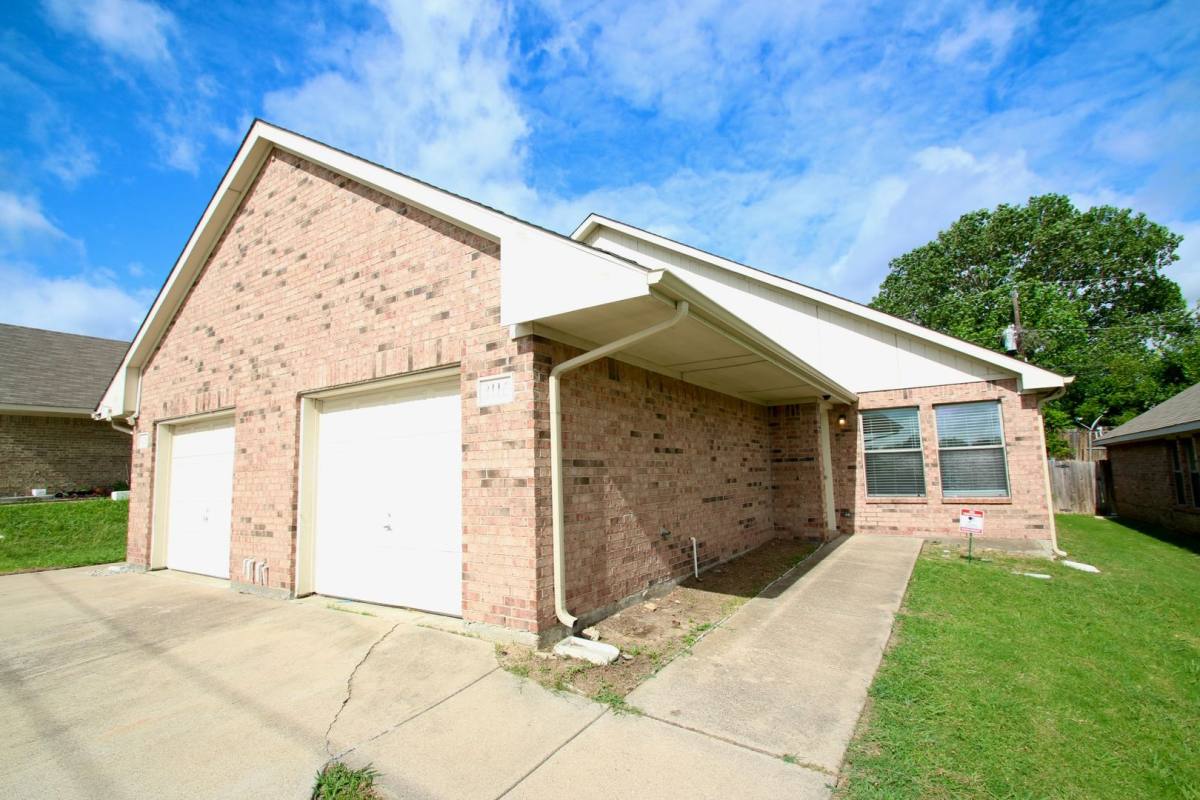 Apartment for rent at 3116-3118 S Cherry Lane, Fort Worth, TX 76116