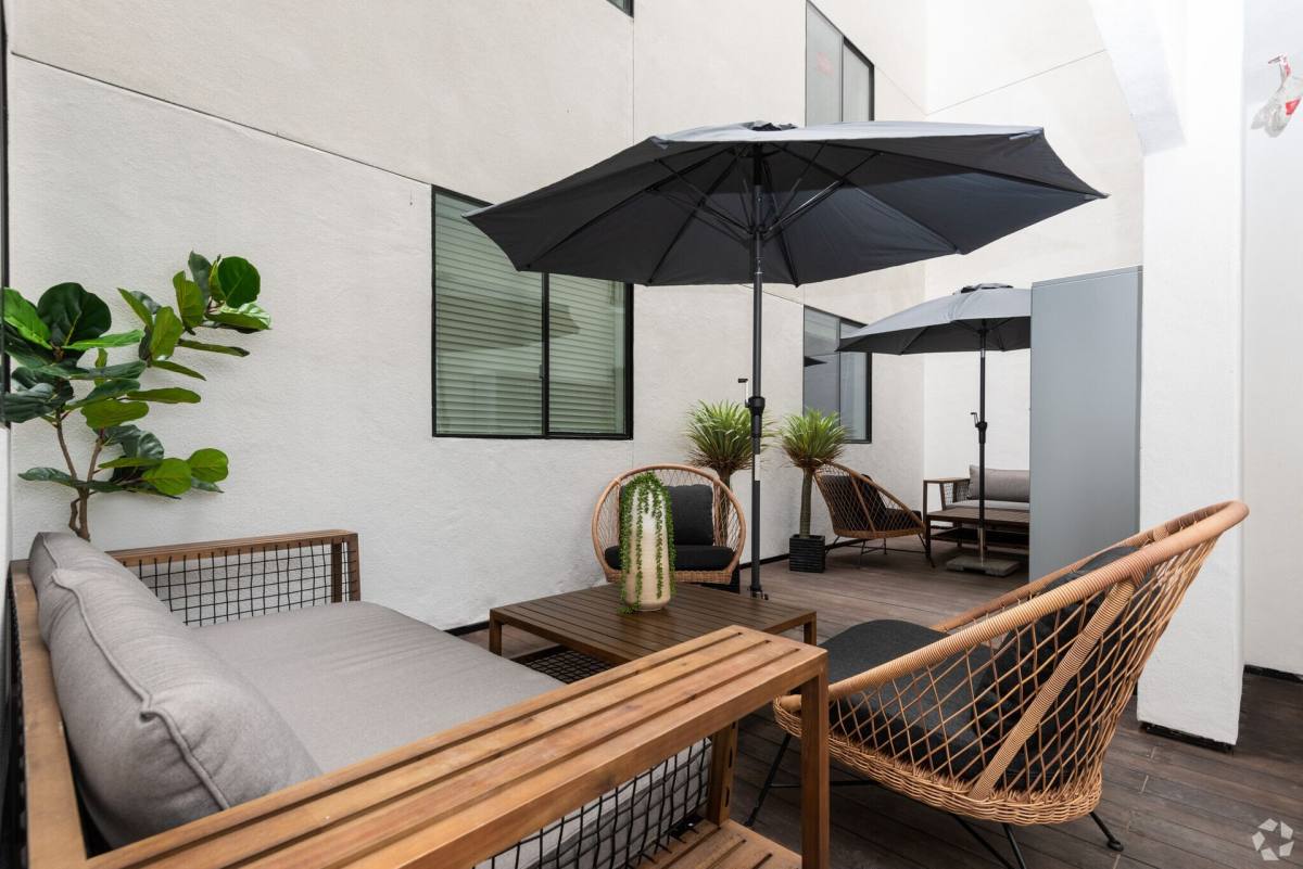 Apartment for rent at 1507 Hi Point St, Los Angeles, CA 90035
