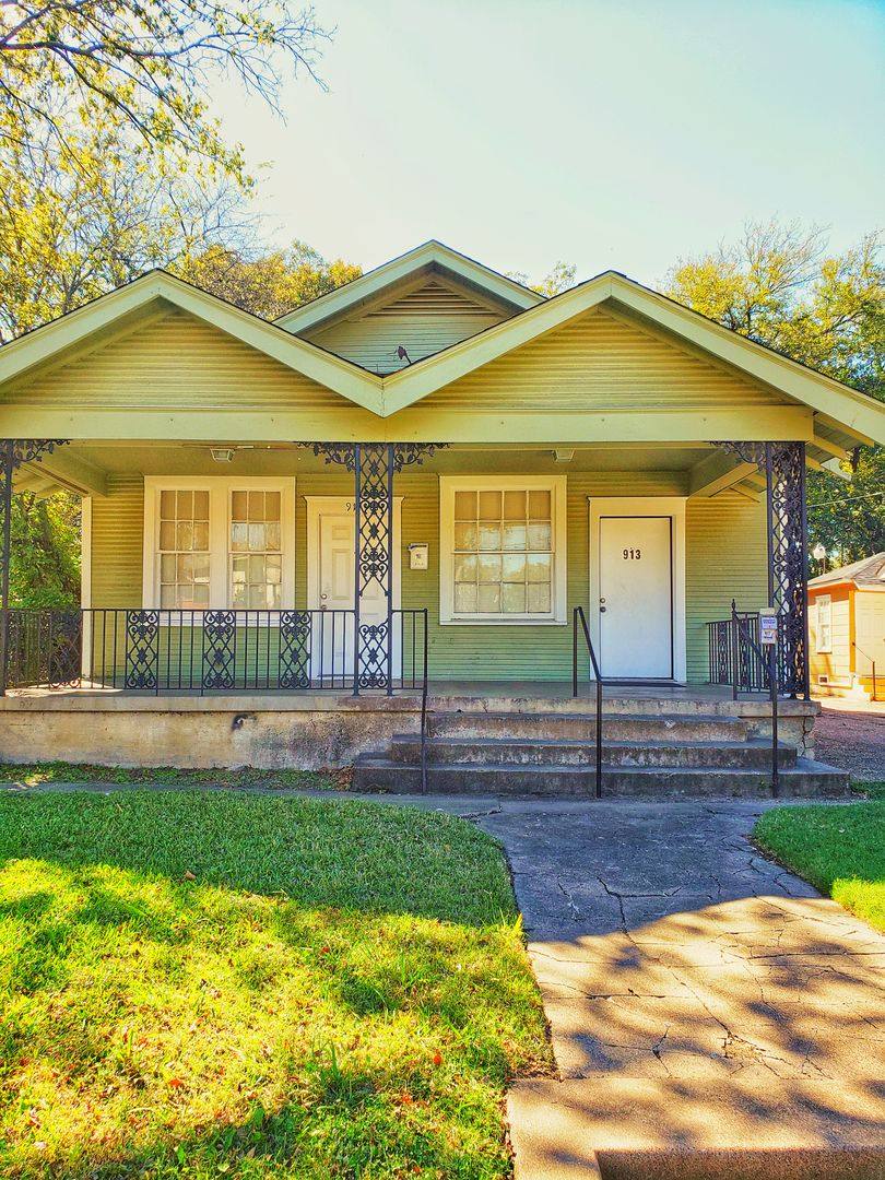 Apartment for rent at 911 913 N Fitzhugh, Dallas, TX 75204