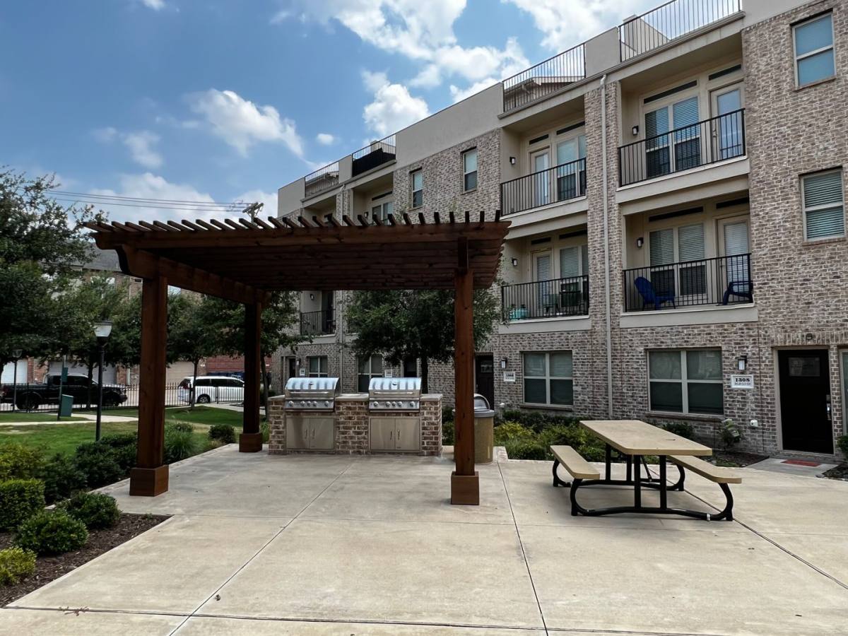 Townhouse for rent at 1319 Rancho Mirage Dr, Dallas, TX 75204