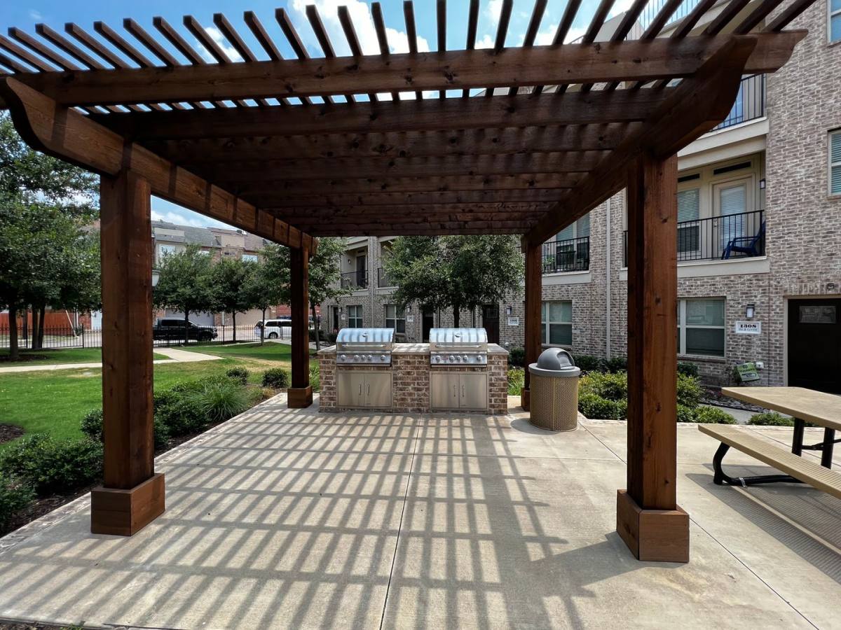 Townhouse for rent at 1319 Rancho Mirage Dr, Dallas, TX 75204