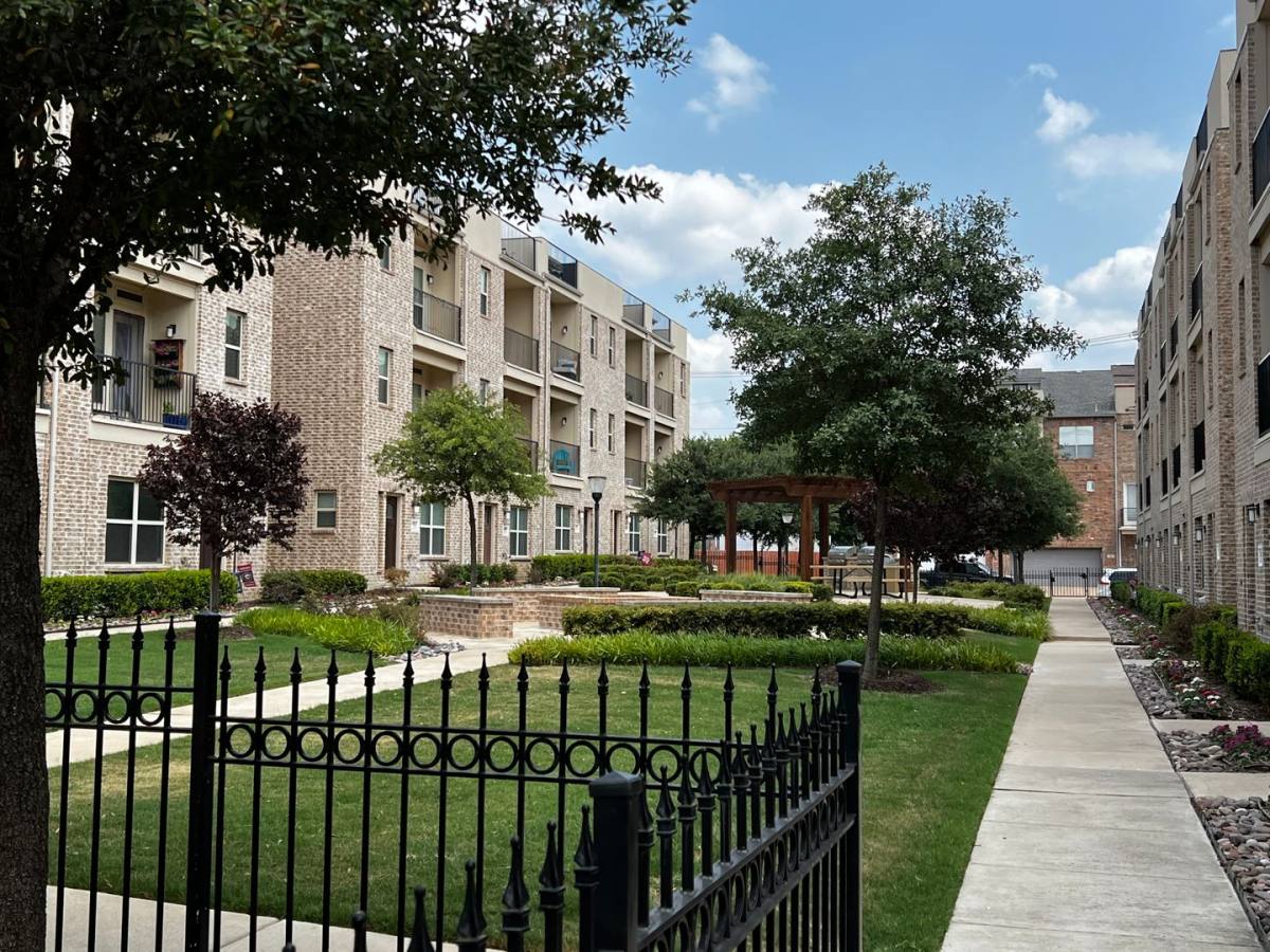 Townhouse for rent at 1319 Rancho Mirage Dr, Dallas, TX 75204