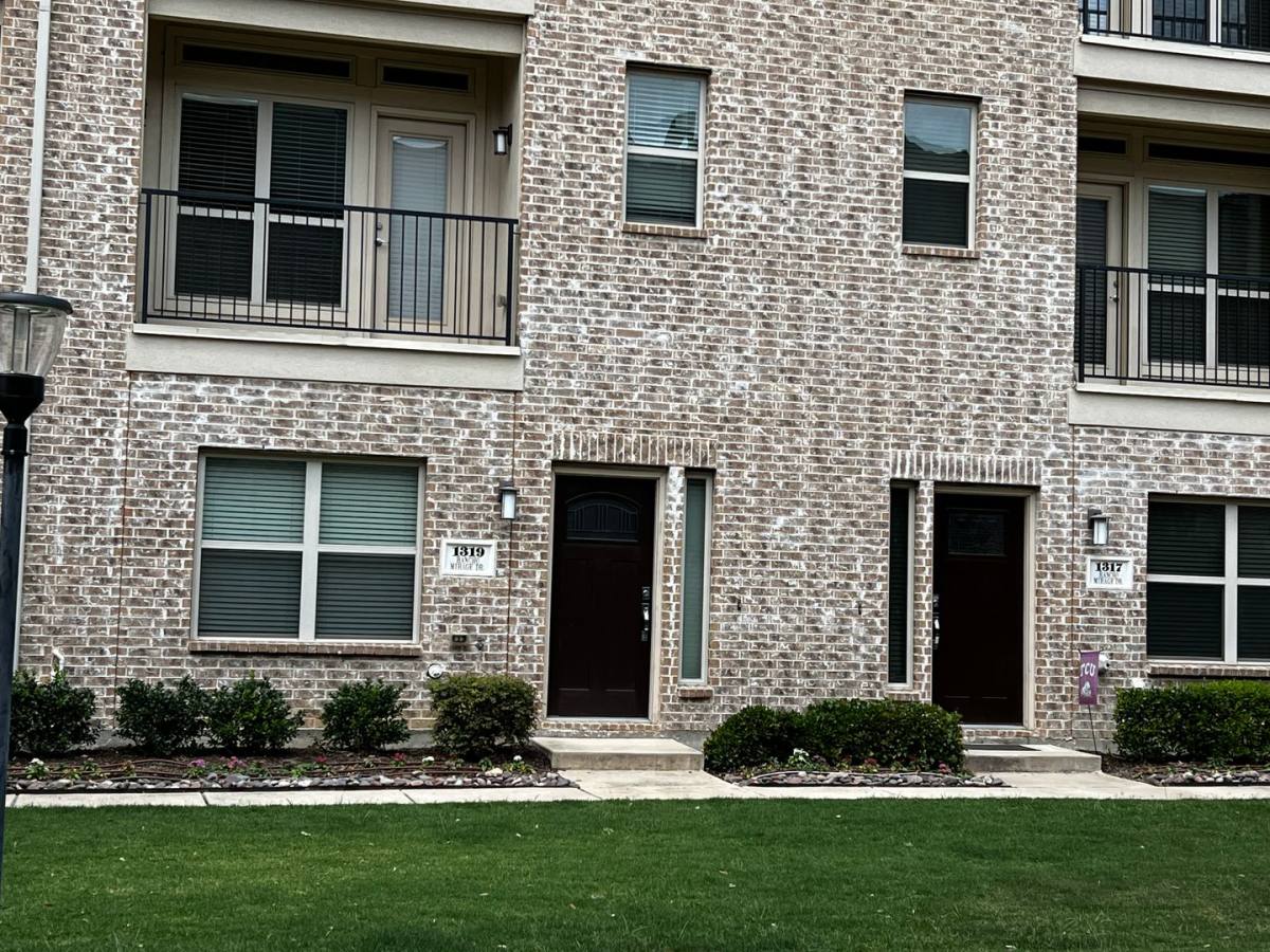 Townhouse for rent at 1319 Rancho Mirage Dr, Dallas, TX 75204