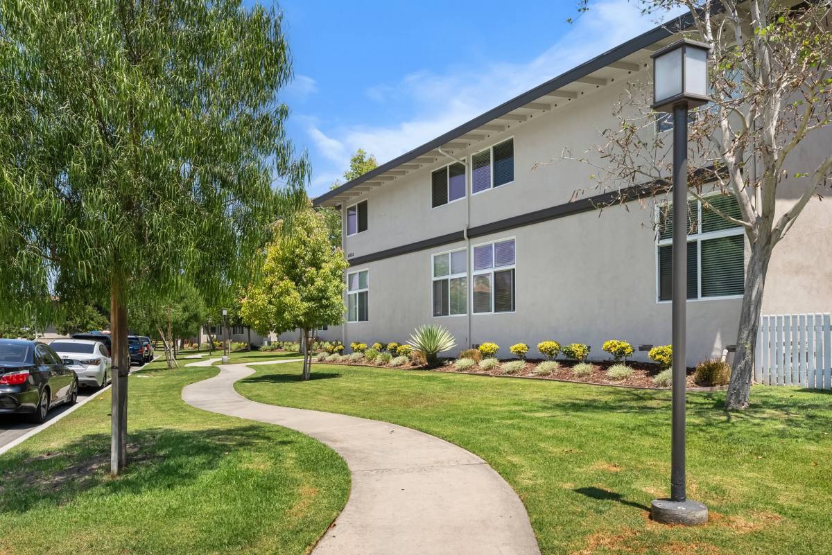 Apartment for rent at 4905 Castana Ave, Lakewood, CA 90712