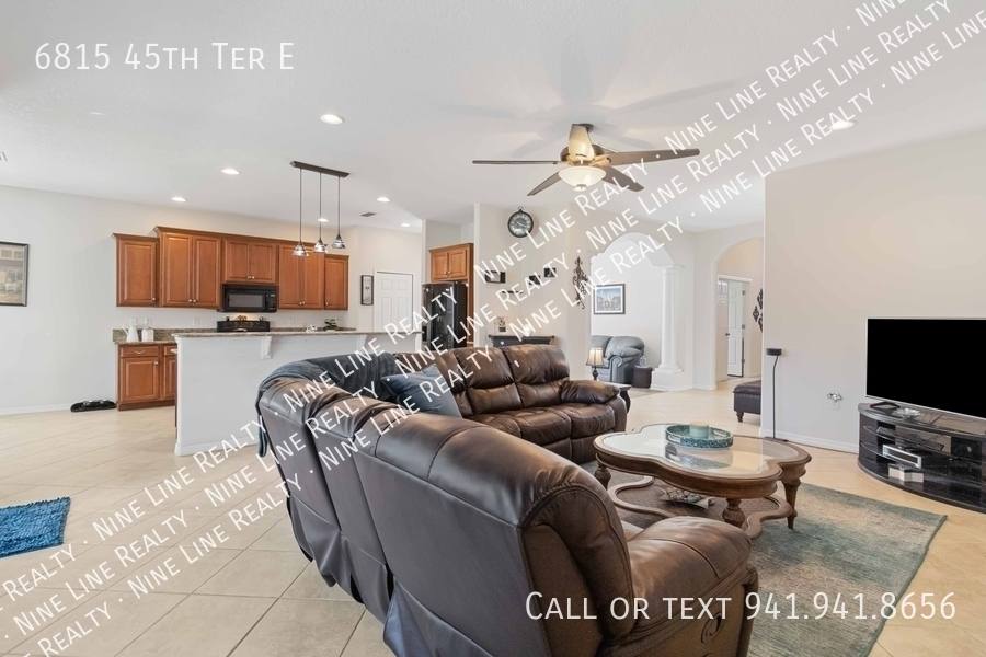 House for rent at 6815 45th Terrace E, Bradenton, FL 34203