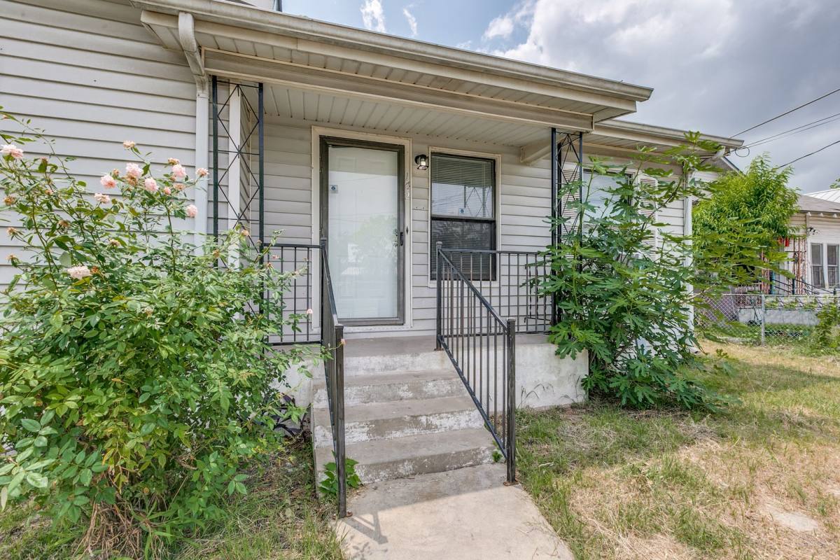 House for rent at 142 Helena St, San Antonio, TX 78204