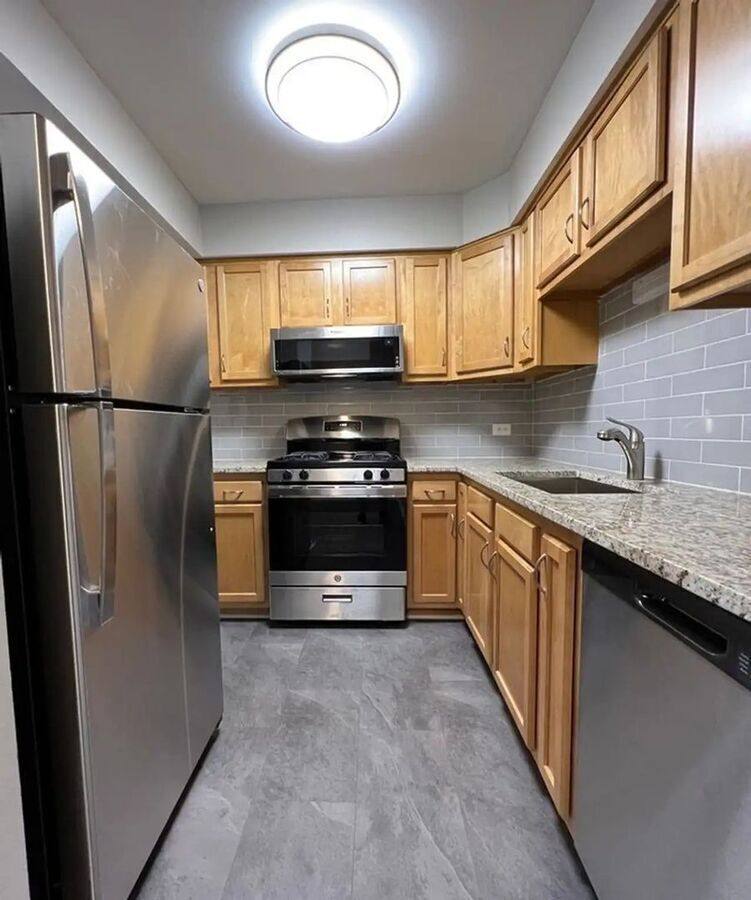 Apartment for rent at 162 Walton St #TH, Barrington, IL 60010