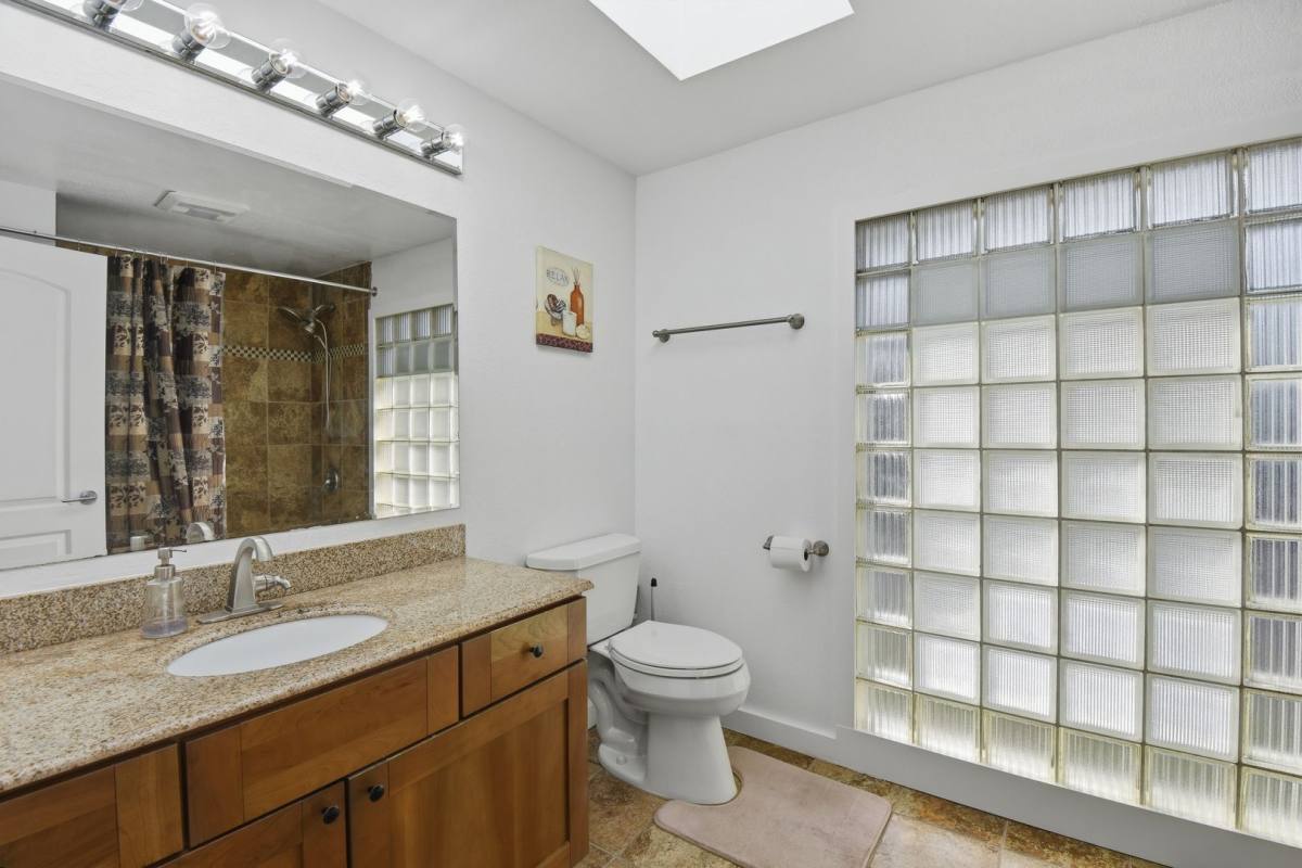 House for rent at 12704 Holmes Point Dr NE, Kirkland, WA 98034
