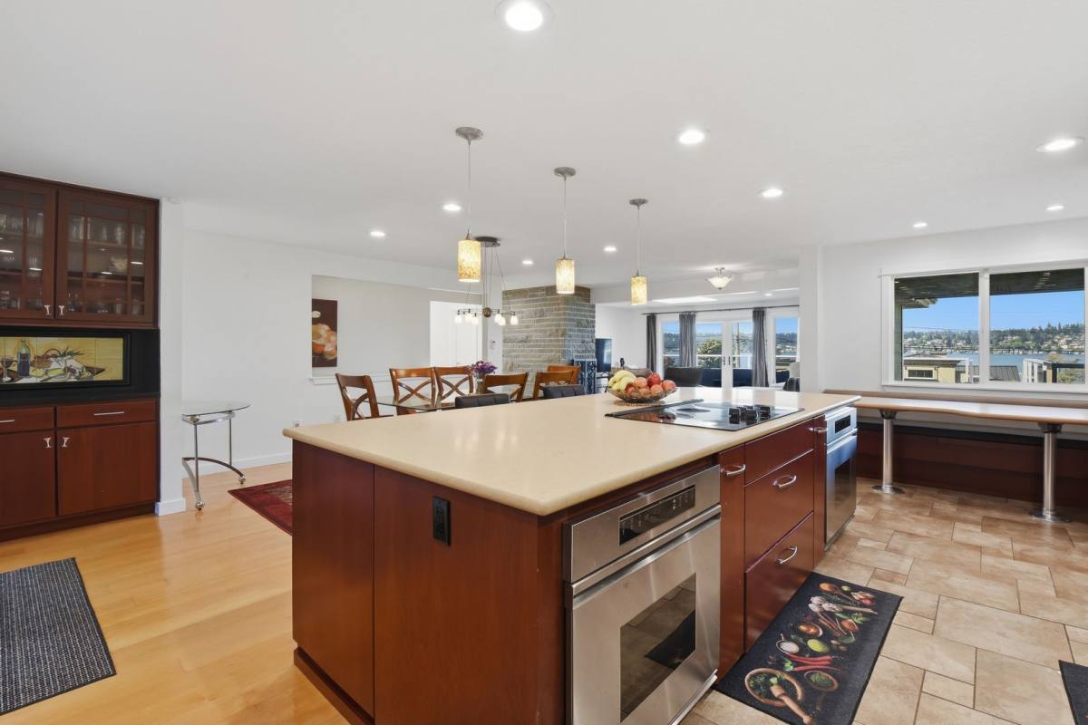 House for rent at 12704 Holmes Point Dr NE, Kirkland, WA 98034