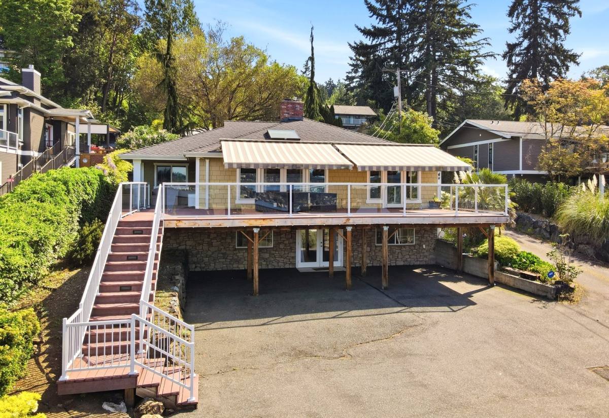 House for rent at 12704 Holmes Point Dr NE, Kirkland, WA 98034
