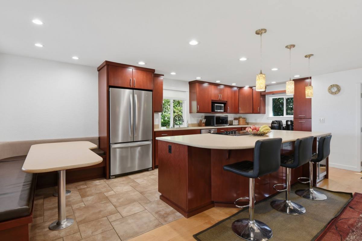 House for rent at 12704 Holmes Point Dr NE, Kirkland, WA 98034