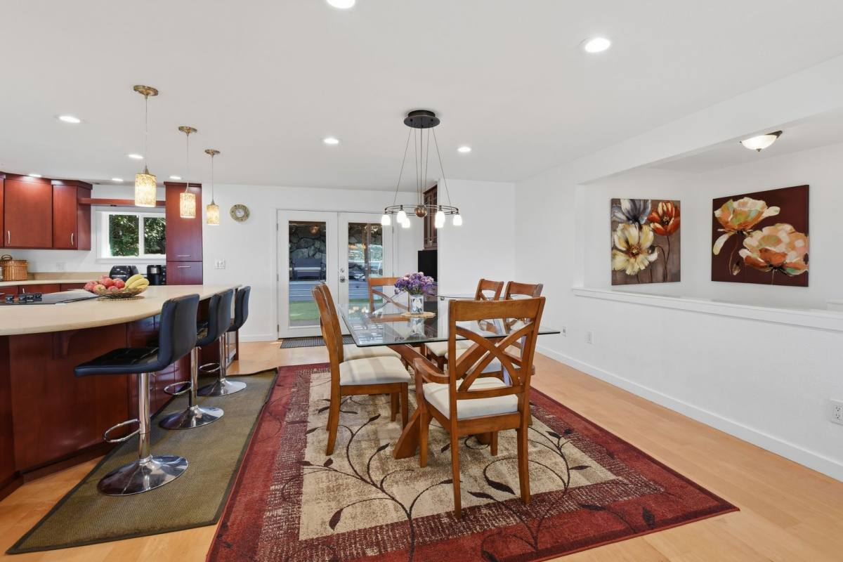 House for rent at 12704 Holmes Point Dr NE, Kirkland, WA 98034