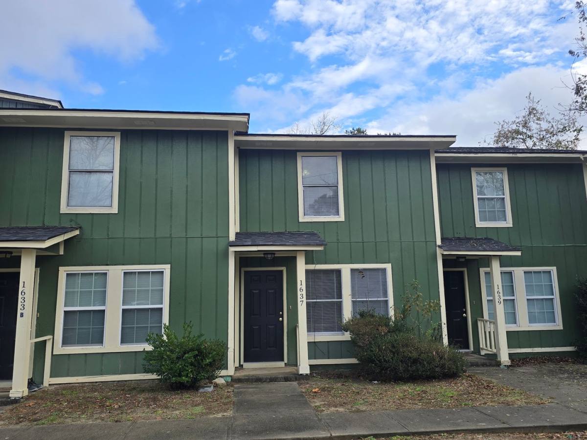Townhouse for rent at 1637 N Ave, West Columbia, SC 29169