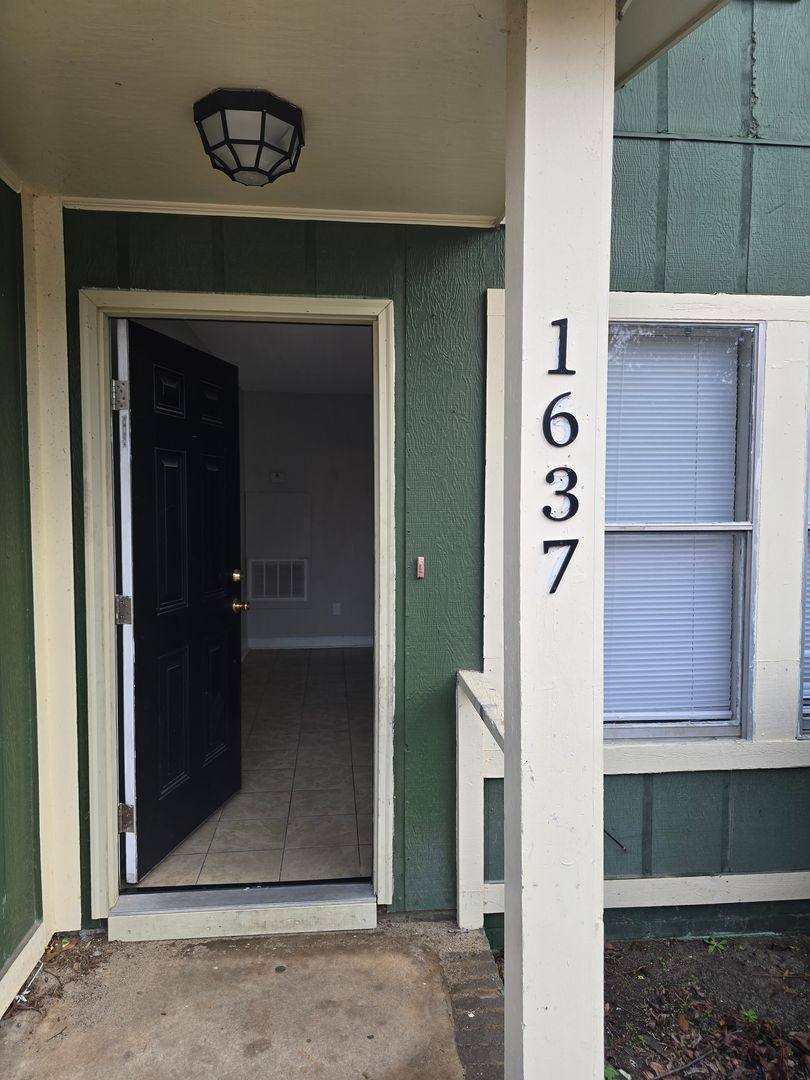 Townhouse for rent at 1637 N Ave, West Columbia, SC 29169