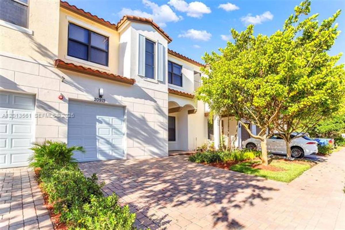 Townhouse for rent at 20919 NW 1st Dr, Hollywood, FL 33029