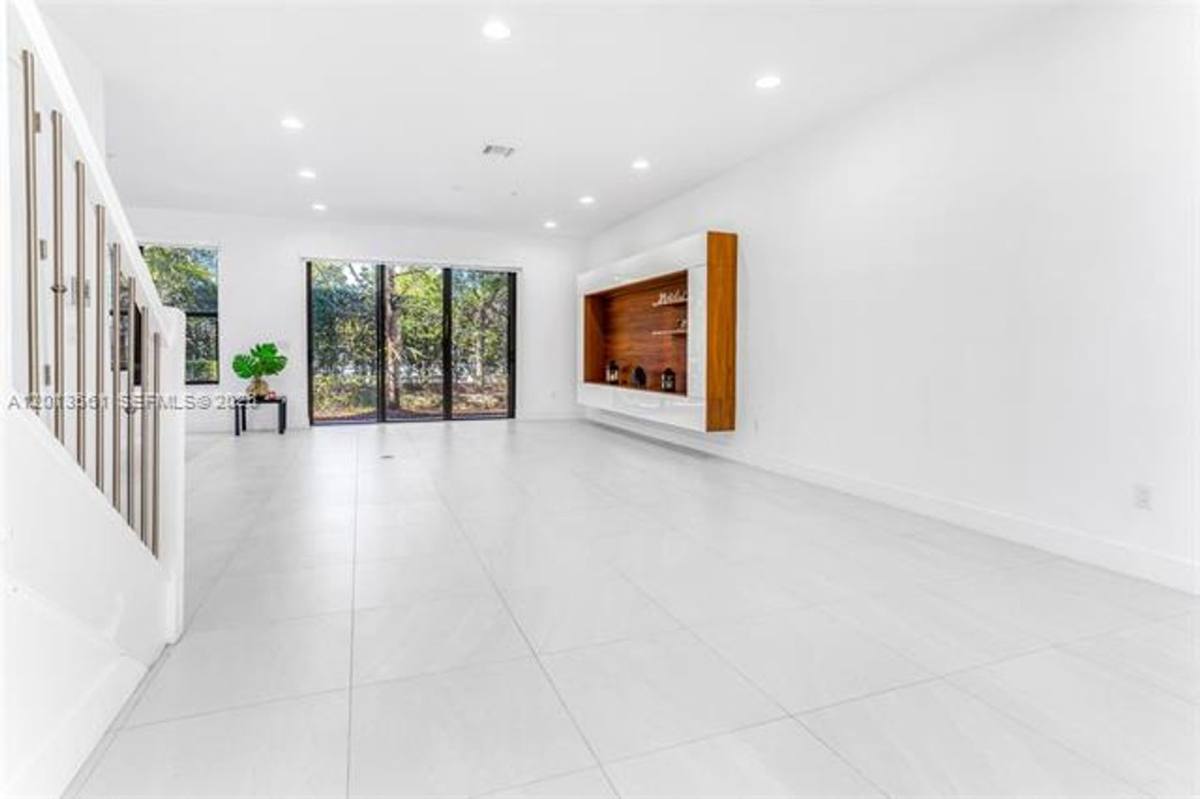 Townhouse for rent at 20919 NW 1st Dr, Hollywood, FL 33029
