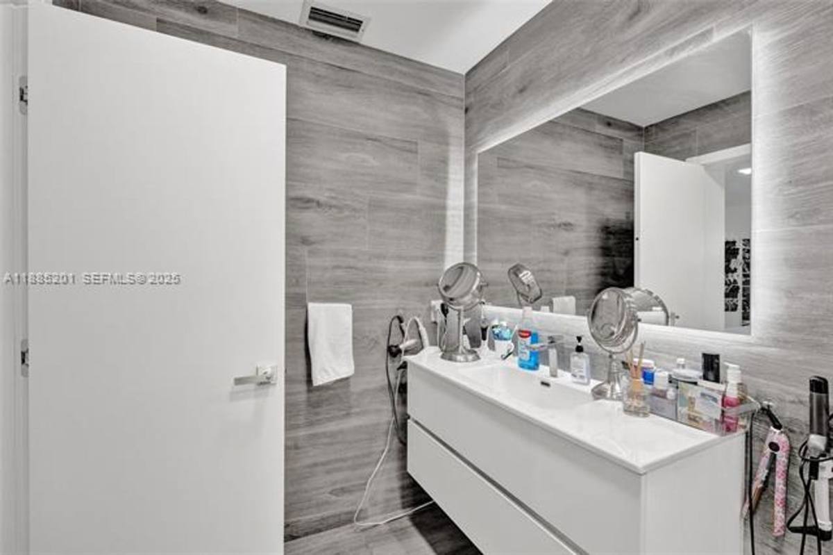 House for rent at 3784 Sheridan Ave, Miami Beach, FL 33140