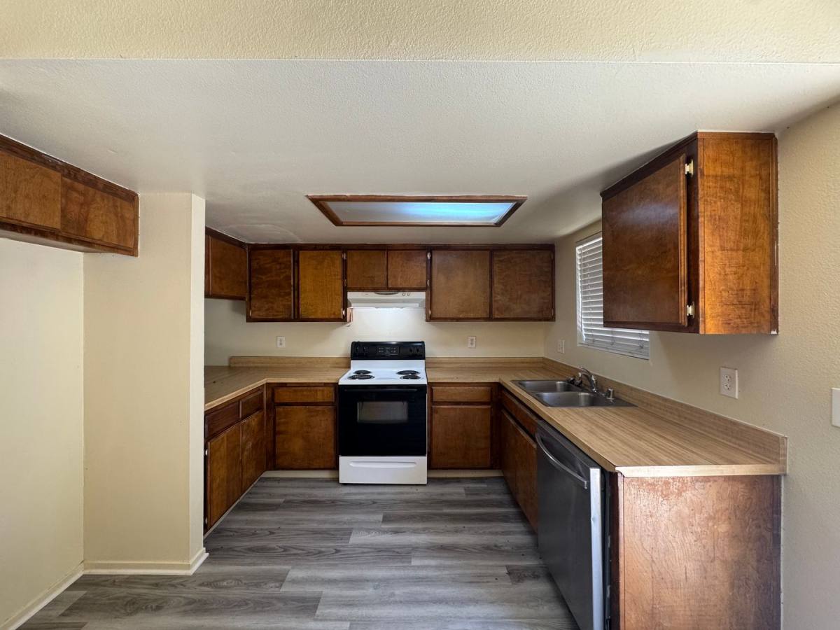 Apartment for rent at 516 28th St, Bakersfield, CA 93301