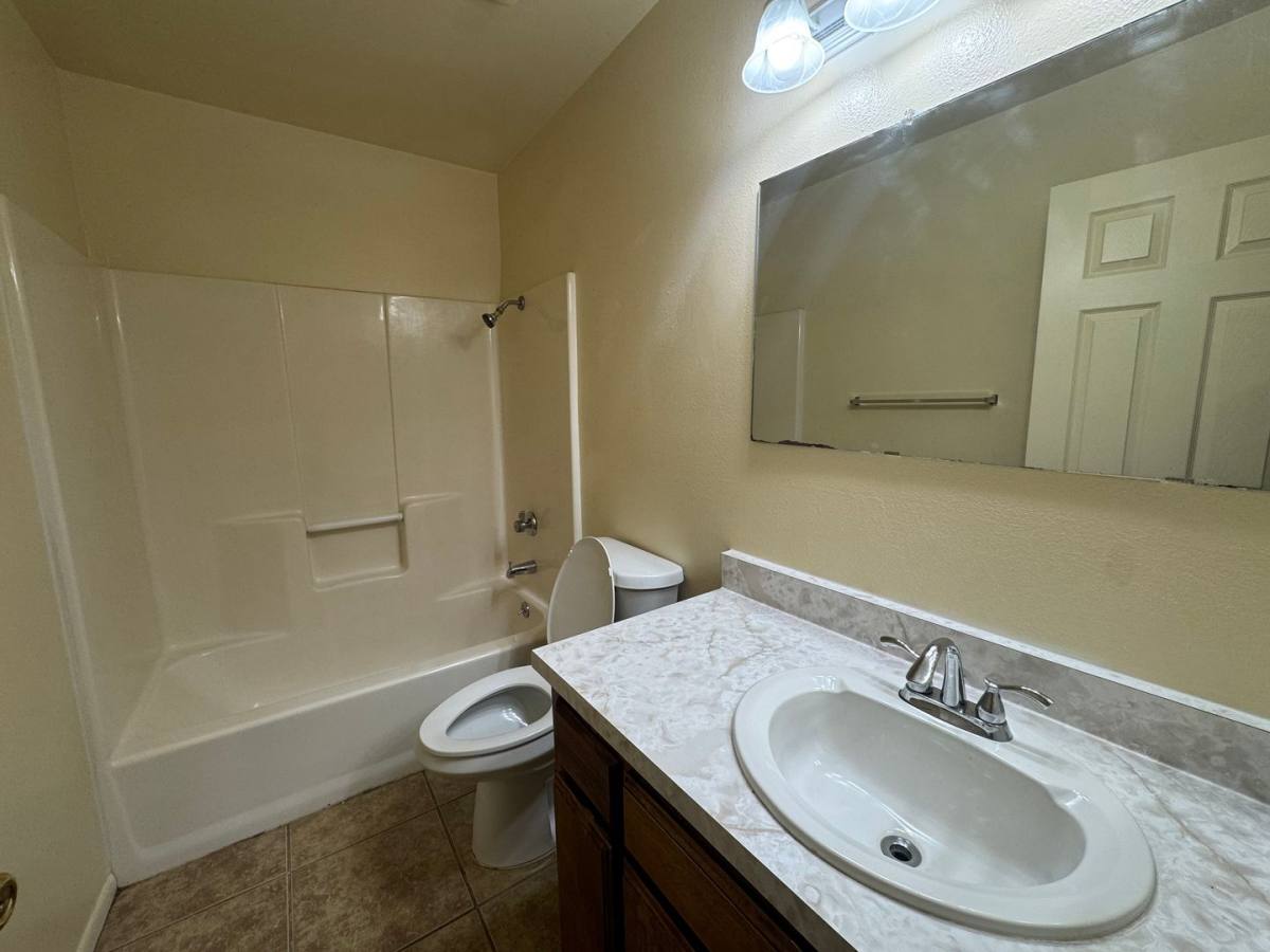 Apartment for rent at 516 28th St, Bakersfield, CA 93301