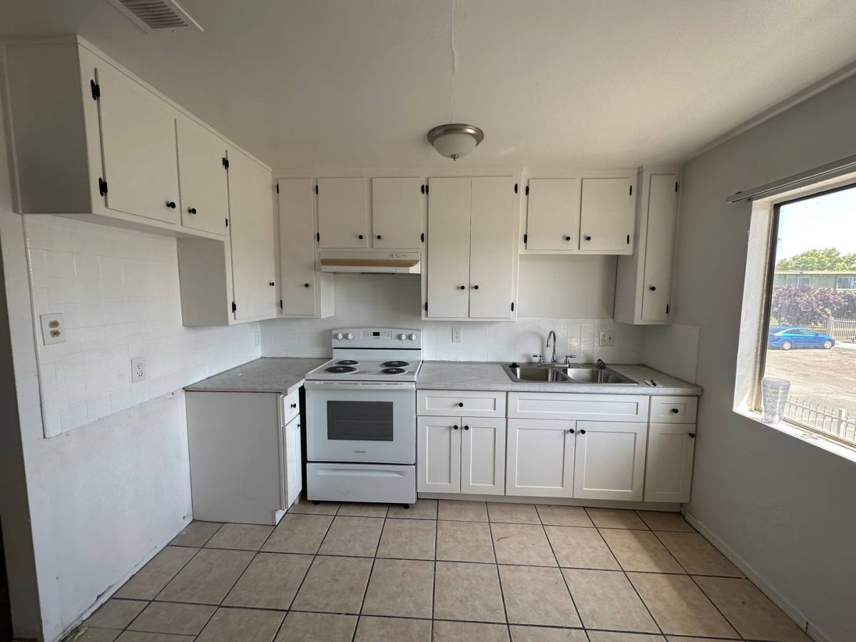 Apartment for rent at 2121 Park Way, Bakersfield, CA 93304