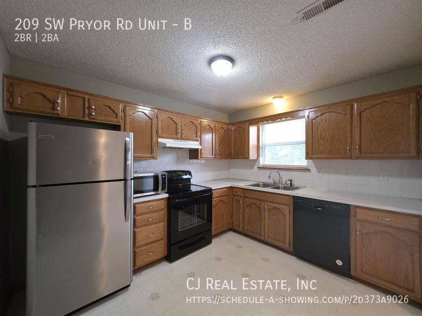 Townhouse for rent at 209 SW Pryor Rd #B, Lees Summit, MO 64081