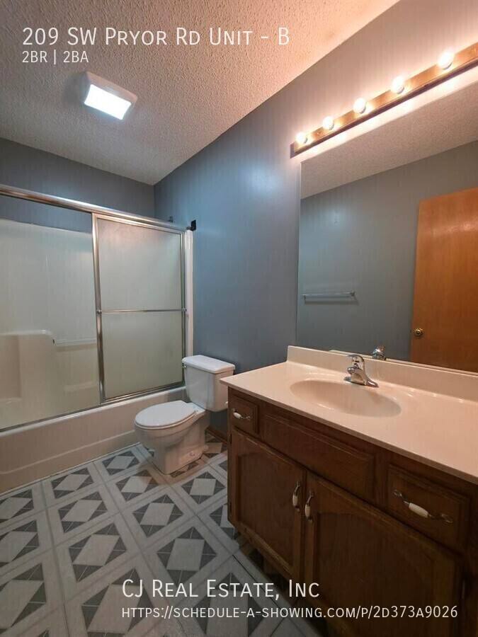 Townhouse for rent at 209 SW Pryor Rd #B, Lees Summit, MO 64081