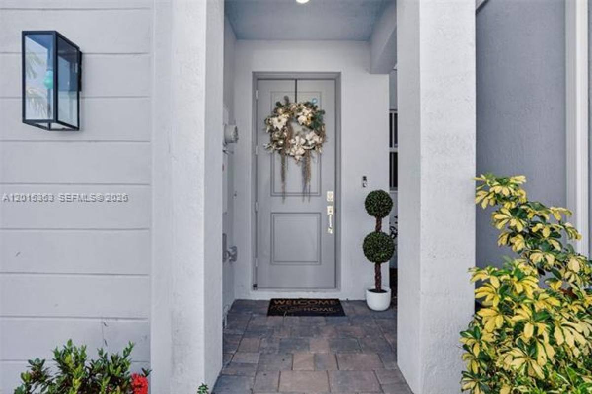 Townhouse for rent at 163 NE 13th Circle, Homestead, FL 33033