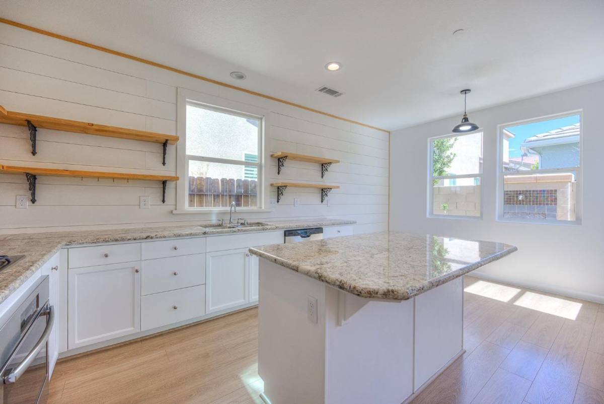 Apartment for rent at 1511 N Encoure Way, Clovis, CA 93619
