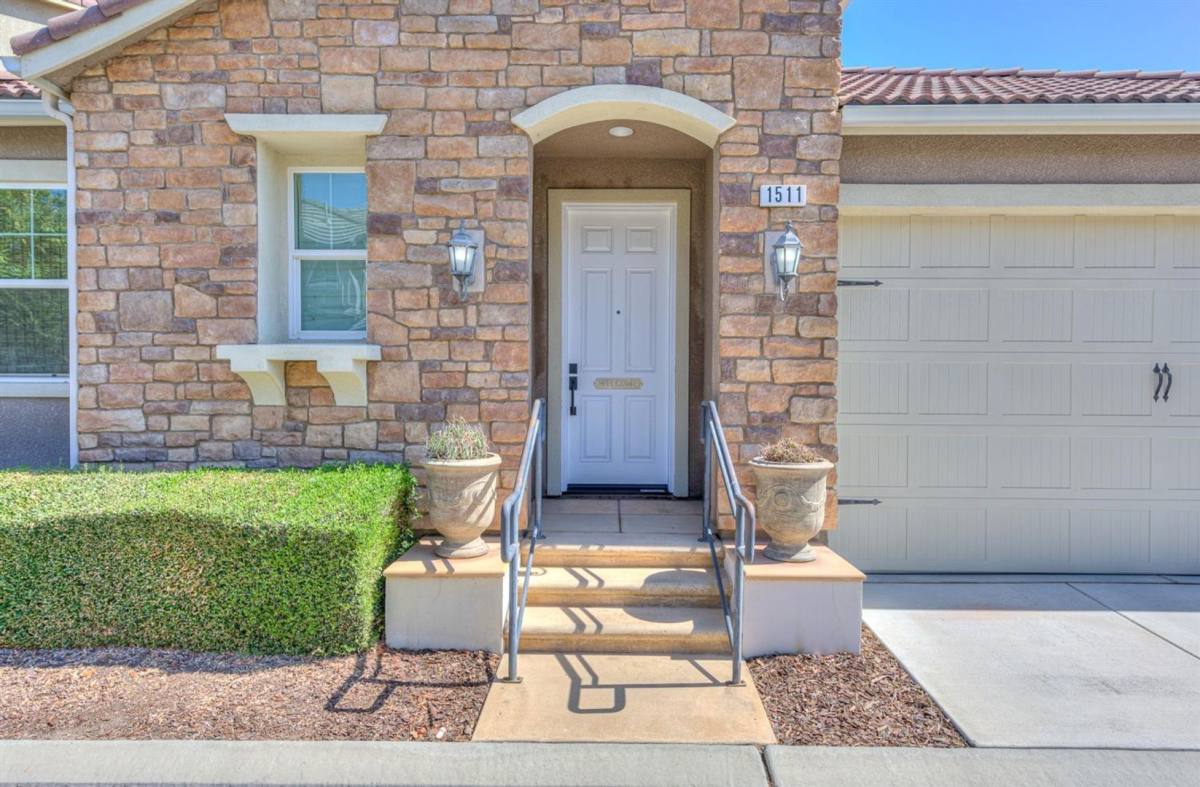 Apartment for rent at 1511 N Encoure Way, Clovis, CA 93619