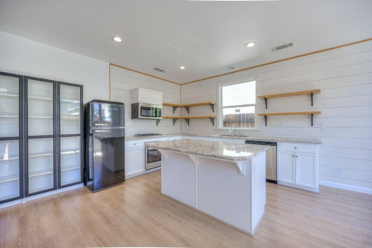 Apartment for rent at 1511 N Encoure Way, Clovis, CA 93619
