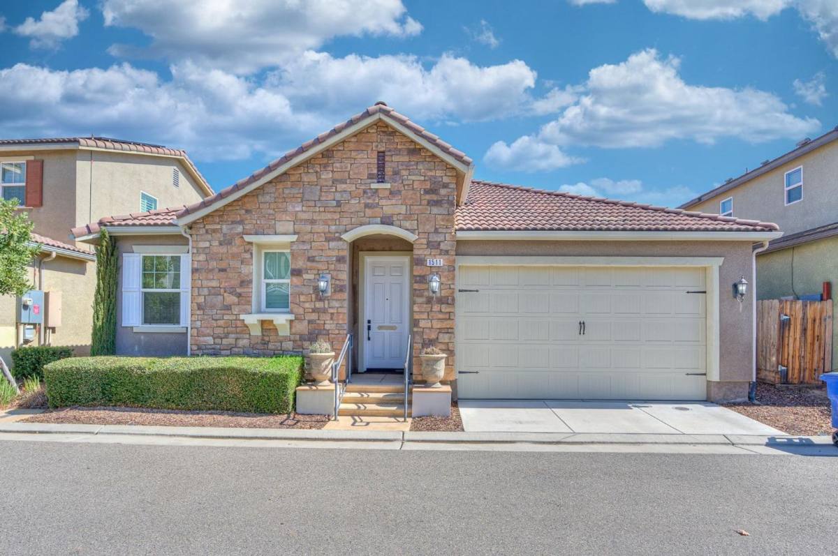 Apartment for rent at 1511 N Encoure Way, Clovis, CA 93619