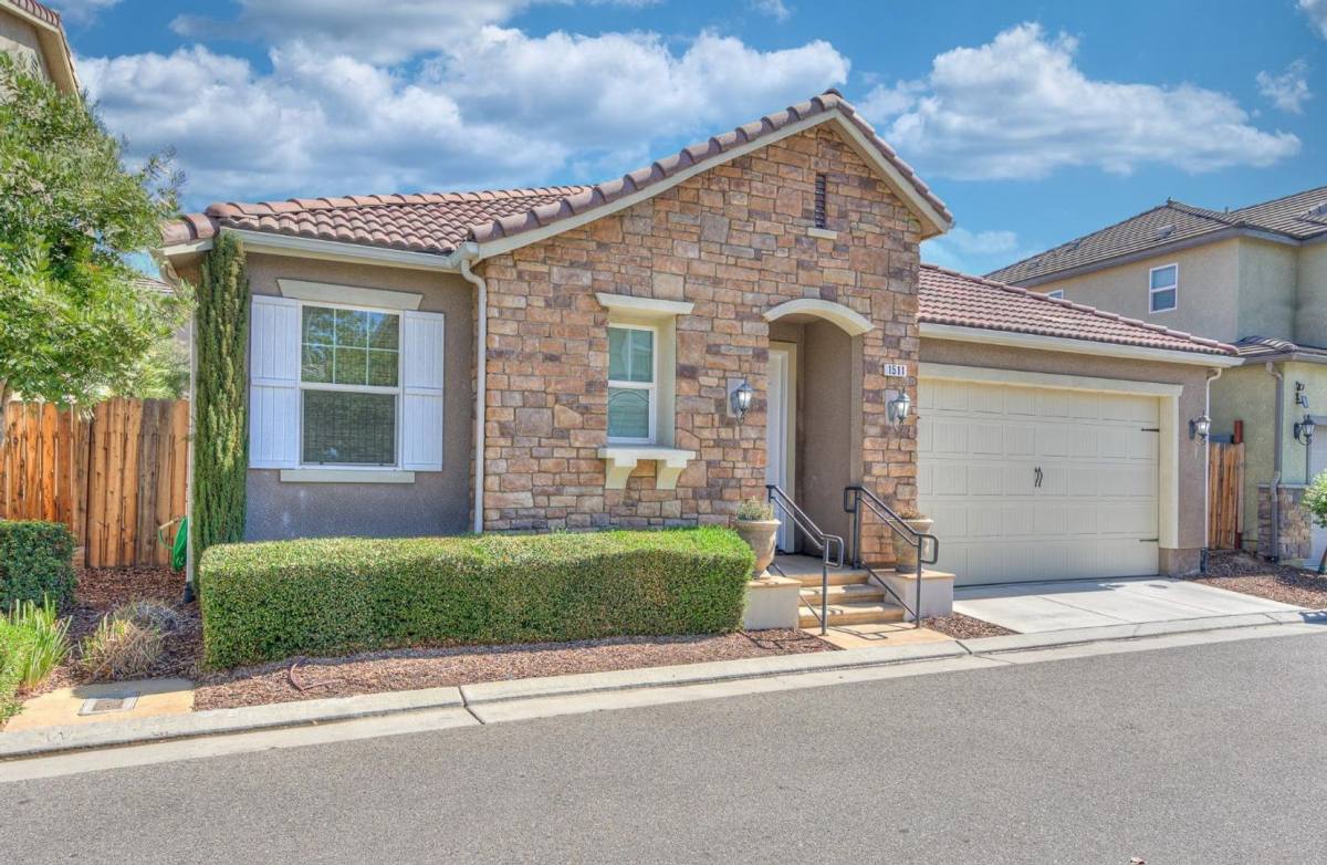 Apartment for rent at 1511 N Encoure Way, Clovis, CA 93619