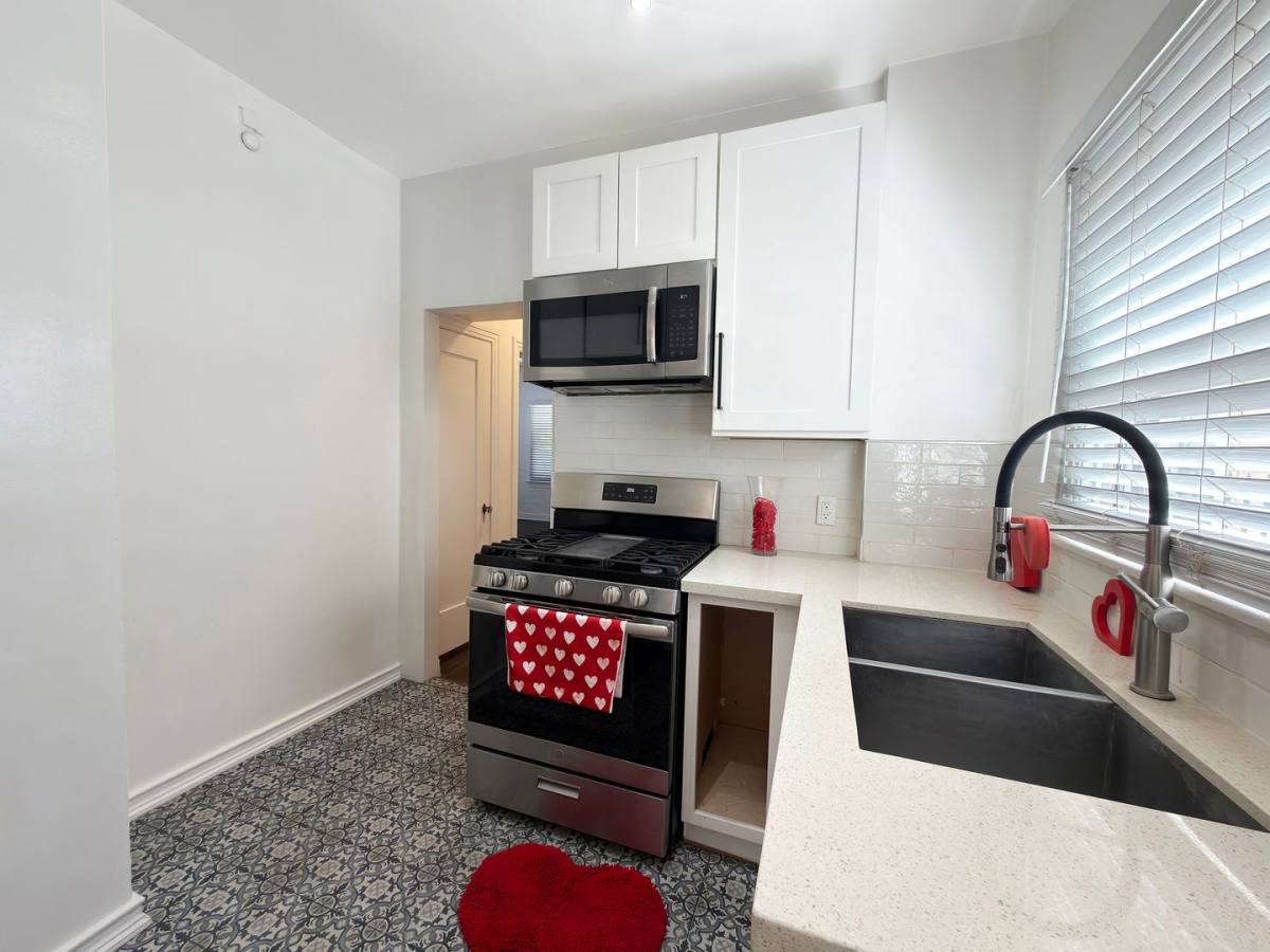 Apartment for rent at 1001 E 5th St, Long Beach, CA 90802