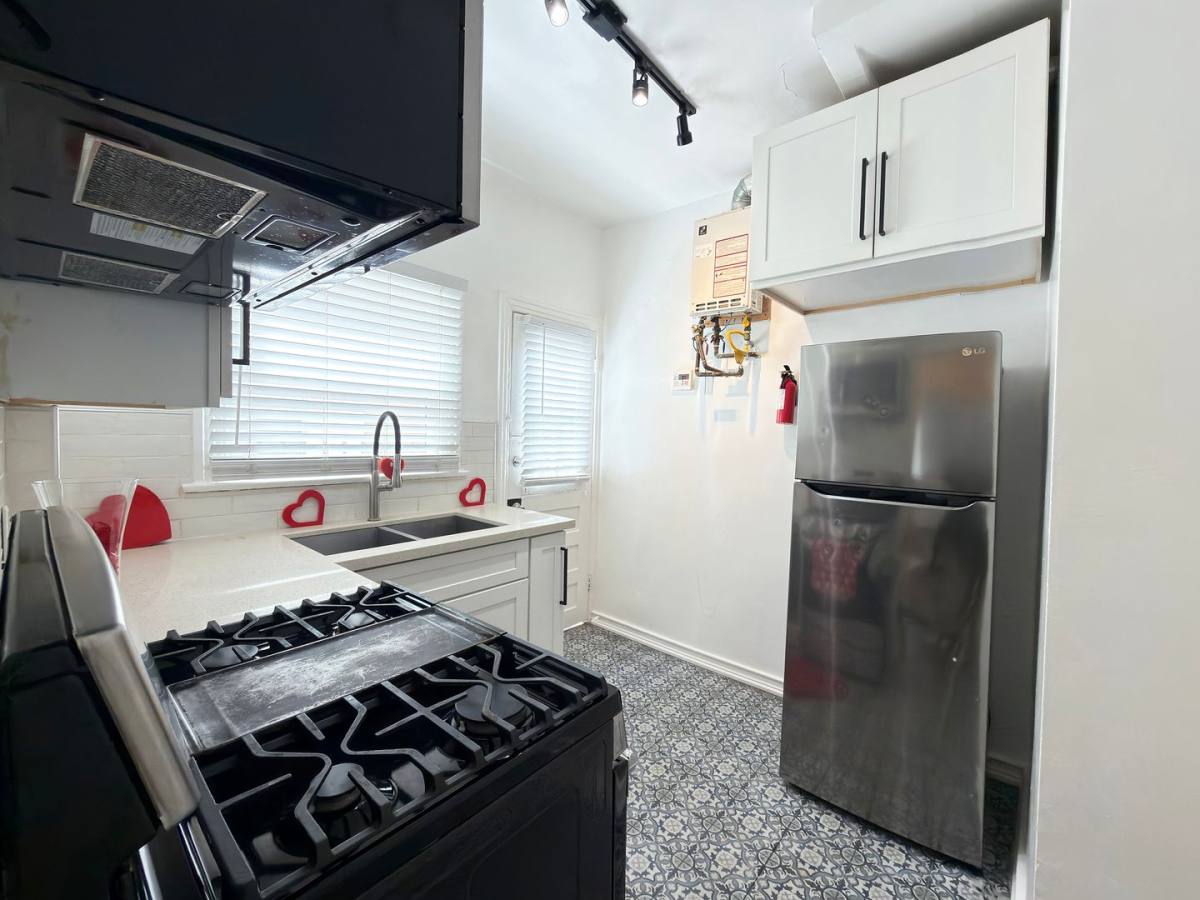 Apartment for rent at 1001 E 5th St, Long Beach, CA 90802